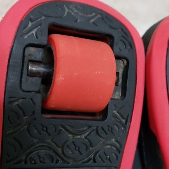 HEELYS SKATE SHOES, SIZE 6 - Picture 11 of 15